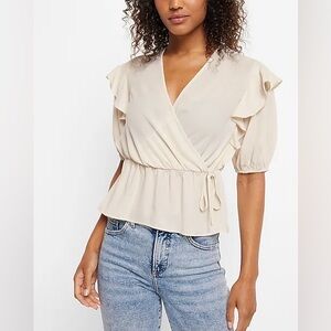✨NWT~Express Wrap Top✨